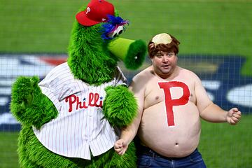 Phillie Phanatic, la mascota oficial de los Phillies de Philadelphia, hace las delicias del público en cada partido
de su equipo en la MLB (Grandes LIgas de Béisbol). En la imagen, Phillie posa junto a un aficionado durante el
partido de los playoffs de la NLCS contra los San Diego Padres en el Citicens Bank Park de Filadelfia (Pensilvania).