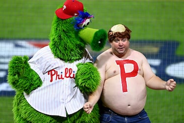 Phillie Phanatic, la mascota oficial de los Phillies de Philadelphia, hace las delicias del público en cada partido
de su equipo en la MLB (Grandes LIgas de Béisbol). En la imagen, Phillie posa junto a un aficionado durante el
partido de los playoffs de la NLCS contra los San Diego Padres en el Citicens Bank Park de Filadelfia (Pensilvania).