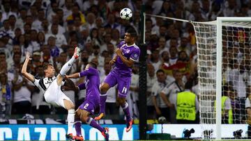 CARDIFF, WALES - JUNE 03: Mario Mandzukic of Juventus scores his side's first goal during the UEFA Champions League Final match between Juventus and Real Madrid at the National Stadium of Wales on June 3, 2017 in Cardiff, Wales. (Photo by Chris Brunskill Ltd/Getty Images)