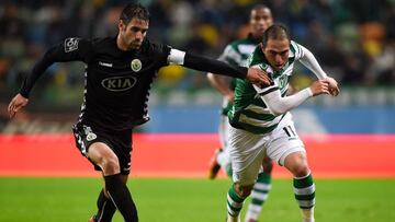 El Sporting se impuso hoy por 2-0 ante el Vitória de Setúbal y aprovechó el tropiezo del Benfica esta jornada para ponerse sólo a dos puntos del líder, una semana antes del derbi