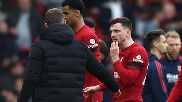 Andy Robertson, jugador del Liverpool, se duele del codazo del árbitro asistente Constantine Hatzidakis.