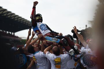 Álex Márquez se llevó el ansiado título de Moto2 tras acabar segundo en el Gran Premio de Malasia en la que ganó Binder y en la que Luthi fue tercero. Este título se suma al logrado en Moto3, en 2014. 