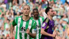 Real Betis' Spanish midfielder Sergio Canales celebrates after scoring his team's second goal during the Spanish League football match between Real Betis and Real Valladolid at the Benito Villamarin stadium in Seville, on February 18, 2023. (Photo by CRISTINA QUICLER / AFP)