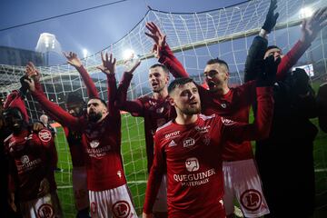 Los futbolistas del Brest celebran la victoria frente a su afición.