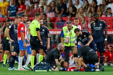 El jugador del Real Madrid, Nacho, se disculpa con Portu antes de abandonar expulsado el terreno de juego. 