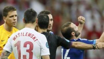 El griego provocó el penalti que Karagunis desaprovechó.