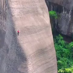 El vídeo de una escaladora en China, tan vertiginoso como enigmático