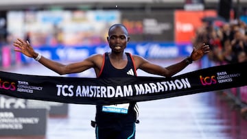 Joshua Belet, de Kenia, cruza la meta como ganador del TCS Amsterdam Marathon 2023.