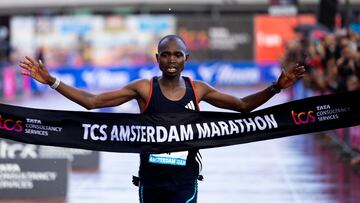Joshua Belet, de Kenia, cruza la meta como ganador del TCS Amsterdam Marathon 2023.