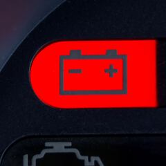 ¿Cómo solucionar la luz de alerta de la batería en el tablero?