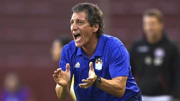 Peru&#039;s Sporting Cristal coach Mario Salas gestures during their Copa Sudamericana 2018 first stage football match against Argentina&#039;s Lanus at &quot;La Fortaleza&quot; stadium in Lanus, Buenos Aires, Argentina, on February 21, 2018. / AFP PHOTO 