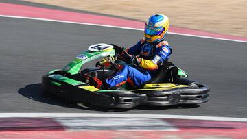 Alonso durante la carrera de kárting en Dubái.