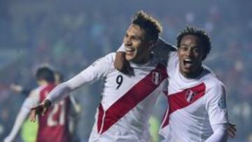 Paolo Guerrero celebra con Andr&eacute; Carrillo el segundo gol de Per&uacute; ante Paraguay.
