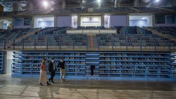 Visita del alcalde de Huelva, Gabriel Cruz, a las obras del Palacio de Deportes &#039;Carolina Mar&iacute;n&#039;.