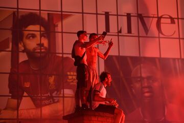 Seguidores del Liverpool celebran por las calles de la ciudad la primera liga de su equipo en 30 años.