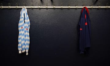 Actores con trajes de época durante el  partido de conmemoración de la unión de rugby entre los equipos Stade Francais y Racing Club de France en el estadio Christophe Dominici en París, mientras recrean la primera final de 1892. - El primer título de Los campeones de la unión francesa de rugby se otorgó en 1892 y fue arbitrado por Baron de Coubertin, el equipo ganador recibe el Bouclier de Brennus, el famoso trofeo otorgado desde ese año.