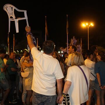 Los seguidores se reunieron en la Plaza de Cibeles para celebrar la decimocuarta Champions League del Real Madrid.