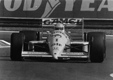 Nelson Piquet, es un ex piloto de automovilismo de velocidad brasileño. Es uno de los pilotos más exitosos en la historia de la Fórmula 1, al haber obtenido tres campeonatos en 1981, 1983 y 1987.