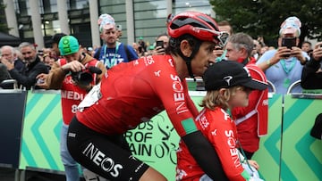 INEOS Grenadiers team's Welsh rider Geraint Thomas and his son Macs parade for the fans after the sixth stage of the Tour of Britain cycling race, in Cardiff on September 7, 2025, his final race. (Photo by Darren Staples / AFP)