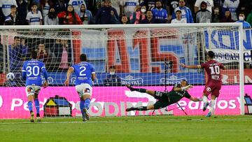 Futbol, Universidad Catolica vs Deportes La Serena.
Fecha 9, campeonato Nacional 2022.
El jugador de Deportes La Serena Leonardo Valencia, derecha, convierte su gol contra Universidad Catolica durante el partido por la primera division disputado en el estadio San Carlos de Apoquindo.
Santiago, Chile.
09/04/2022
Jonnathan Oyarzun/Photosport
Football, Universidad Catolica vs Deportes La Serena.
9th date, 2022 National Championship.
Deportes La Serena`s player Leonardo Valencia, center , scores his goal against Universidad Catolica during the first division match held at the San Carlos de Apoquindo stadium in Santiago, Chile.
04/09/2022
Jonnathan Oyarzun/Photosport