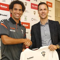 Víctor Varela: "Pido paciencia a la afición, los fichajes llegarán"