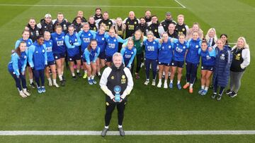 Willie Kirk posa con el trofeo de mejor entrenador de octubre y la plantilla del Leicester.