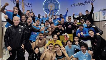 El Ibiza festeja su importante victoria ante el Marbella.,