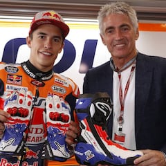Doohan bendice las botas y guantes de Márquez para Australia