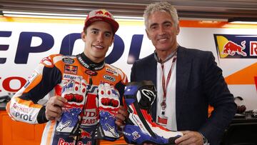 Márquez posa junto a Doohan con los guantes y botas que usará en Australia.