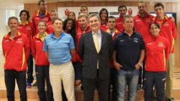 Miguel Cardenal, junto a Odriozola, Cid y varios de los atletas.