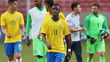 AME5299. BELO HORIZONTE (BRASIL), 15/11/2018.- Vinicius Jr. de Brasil sale del campo hoy, al final de un partido amistoso de preparaci&oacute;n para el Campeonato Sudamericano Sub 20, entre las selecciones nacional sub 20 de Brasil y Colombia, en el estad