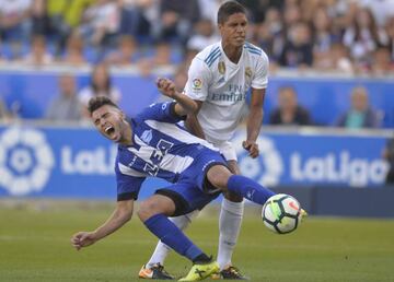 Munir y Varane durante un partido de LaLiga entre el Alavés y el Real Madrid.