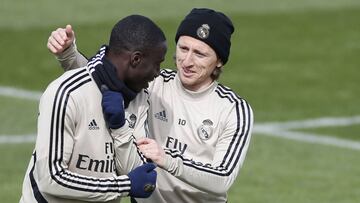 Modric bromea con Mendy en el último entrenamiento del Madrid. Ambos pueden ser titulares hoy,