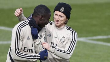 Modric bromea con Mendy en el &uacute;ltimo entrenamiento del Madrid. Ambos pueden ser titulares hoy,