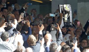 Benzema levanta la Copa de LaLiga. 