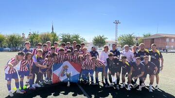 El del Cadete B de Borja Resurrección, tras proclamarse campeón del XXV torneo La Espiga tras ganarle al Madrid. Le marca el camino al Cholo.