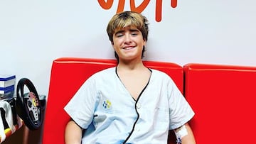 El surfista canario Alejo Valido sentado en un sofá del Hospital Materno-Infantil de Canarias, con bata, tras la operación a la que fue sometido por su accidente del día 9 de febrero del 2023 en la ola de El Quemao, Tinajo, Lanzarote, España.
