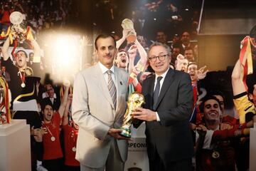 Khalid Thani A. Al Thani (Consejero de PRISA y Presidente de Ezdan Holding Group) y Manuel Polanco (Presidente PRISA) posan con la Copa del Mundo. 