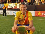 Ferran Jutglà posa con la Copa Catalunya que conquistó en 2019 con el Sant Andreu.