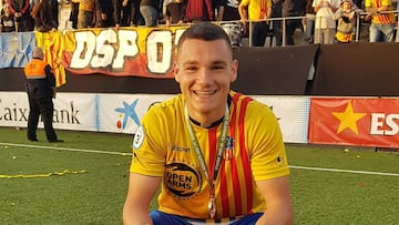 Ferran Jutglà posa con la Copa Catalunya que conquistó en 2019 con el Sant Andreu.