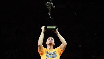 Stephen Curry alza el premio MVP.