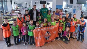 Los jugadores del Shakhtar han visitado a niños ucranianos refugiados en Varsovia.