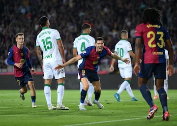 El partido fue muy disputado, con el Getafe mostrando una defensa s¨®lida y dificultando las llegadas del Bar?a. Sin embargo, Robert Lewandowski fue el h¨¦roe del encuentro, anotando el ¨²nico gol en el minuto 19 tras un penalti bien ejecutado. A pesar de los intentos del equipo visitante por igualar el marcador, el Barcelona mantuvo el control y asegur¨® los tres puntos.
Con esta victoria, el equipo dirigido por Hansi Flick continu¨® su buen inicio de temporada, consolid¨¢ndose en la parte alta de la tabla.