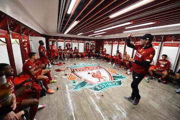 La celebración continuó en los vestuarios del estadio de Anfield. 