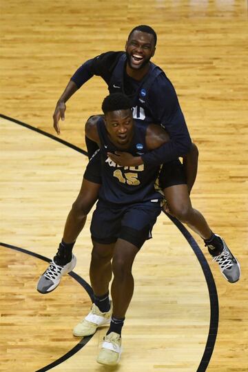 Oral Roberts Golden Eagles forward DeShang Weaver (14) and forward Ismael Plet (45).