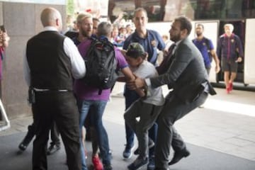 Un aficionado ha tratado de llegar hasta Messi en la llegada del Barcelona a Estocolmo pero ha sido frenado por la seguridad del conjunto azulgrana.