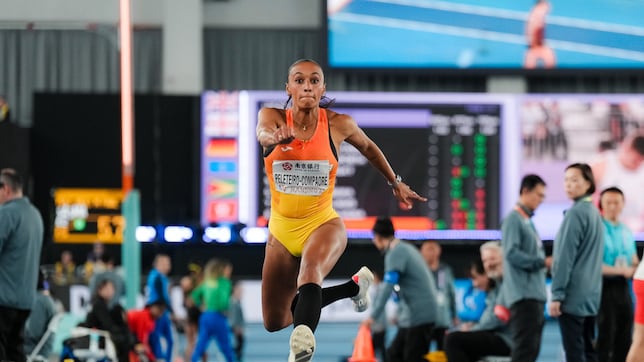 Ana Peleteiro brinca al bronce