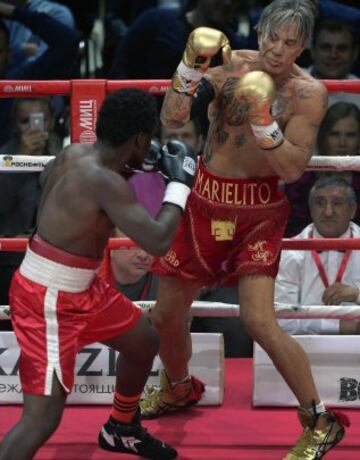 El actor y boxeador estadounidense Mickey Rourke combate con su compatriota Elliot Seymour, durante la pelea disputada en Moscú, Rusia, el 28 de noviembre del 2014.