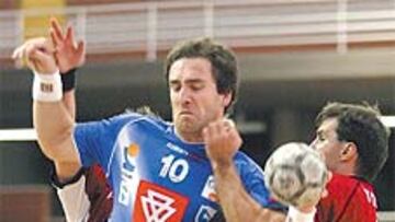 <b>PRESIÓN. </b>La defensa guerrillera del Alcobendas frena a Martín.