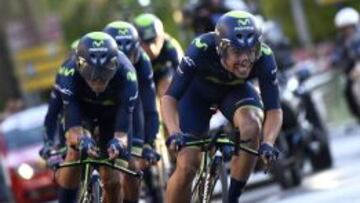 Jonathan Castroviejo precede a Alejandro Valverde durante la contrarreloj por equipos.